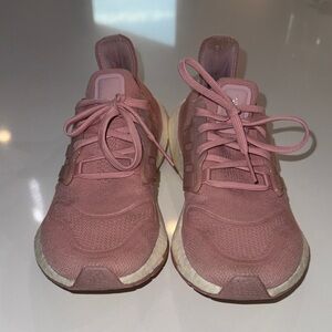 Adidas Ultraboost 22 running shoes in the Wonder Mauve colorway. Size 7.5